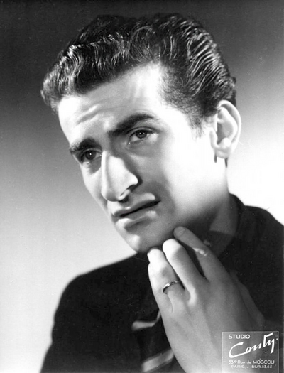 Louis de Funès expressing